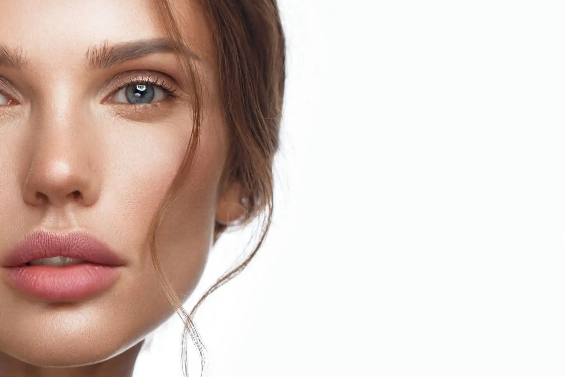 Blissence - Hautpflege - Schönes, frisches Mädchen mit perfekter Haut, natürlichem Make-up. Schönes Gesicht.