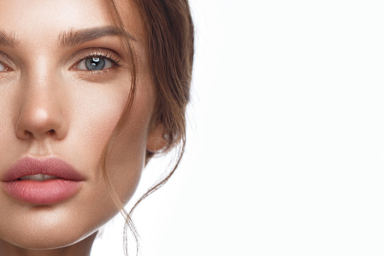 Blissence - Hautpflege - Schönes, frisches Mädchen mit perfekter Haut, natürlichem Make-up. Schönes Gesicht.